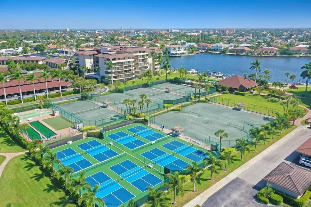 Beachfront Condo With Sw-facing Balcony and Pool