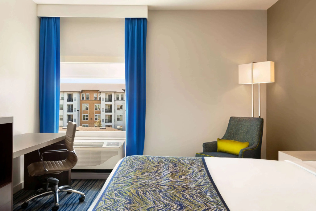 La Quinta Inn & Suites by Wyndham Orlando I-Drive Theme Parks