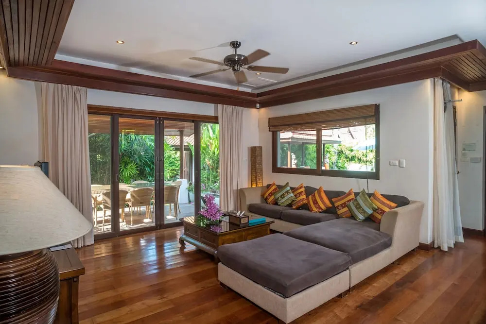 4 BR Villa Baan Banburee, seconds from beach