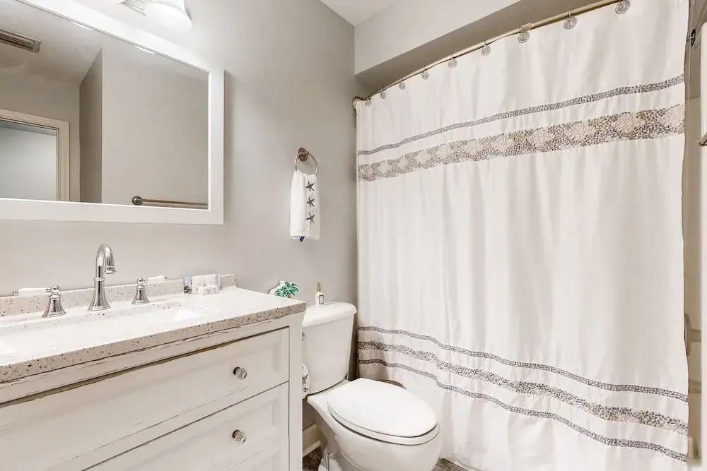 Inviting Condo With an Outdoor Pool, Washer/dryer, & AC - Near the Beach