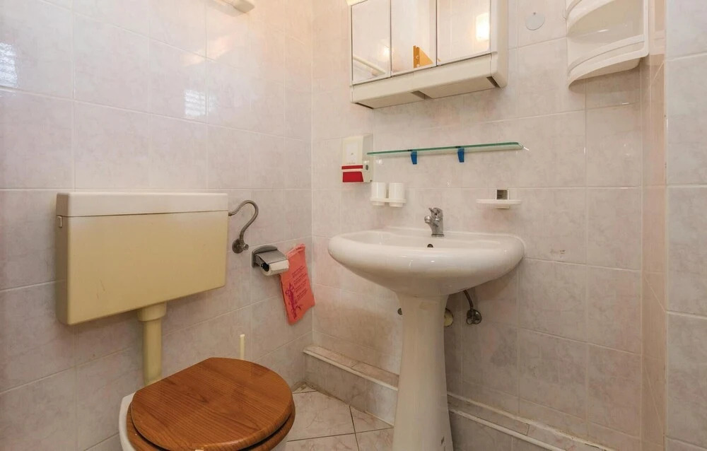 Beautiful Home in Zbandaj With Wifi and 2 Bedrooms