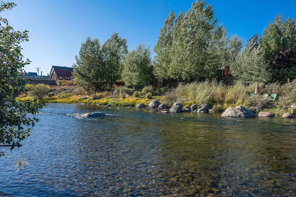 Luxe & Spacious Riverfront , Steps To Downtown 5 Bedroom Home