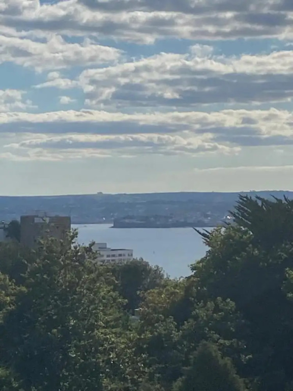 Upmarket 2 Bedroom Apartment With sea Views
