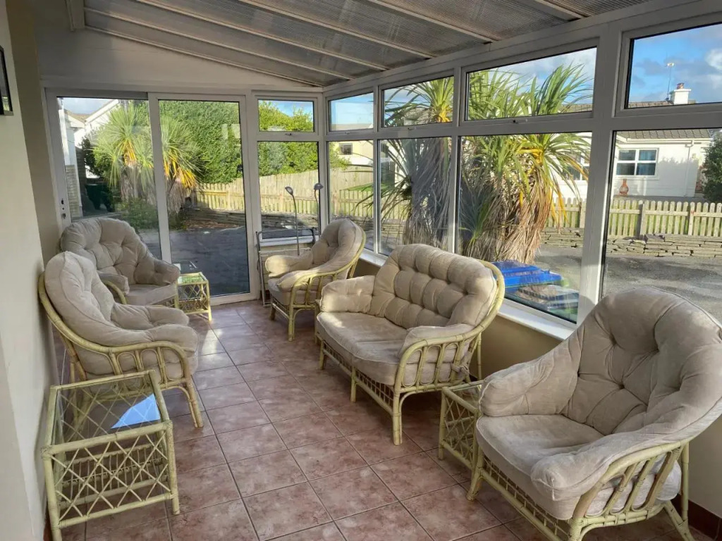 Cozy seaside home,3 minute walk to village/beach