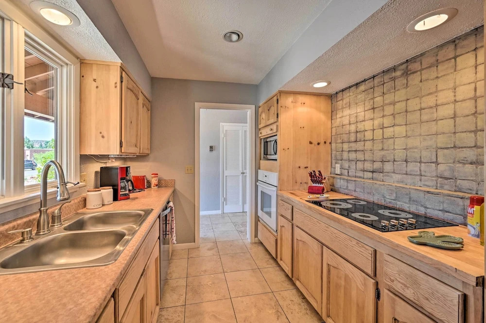 1 Mi to Cathedral Rock Trailhead: Home w/ Sunroom
