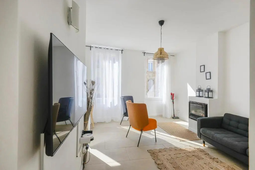 Chic And Modern Apt 5 Min From the Beach