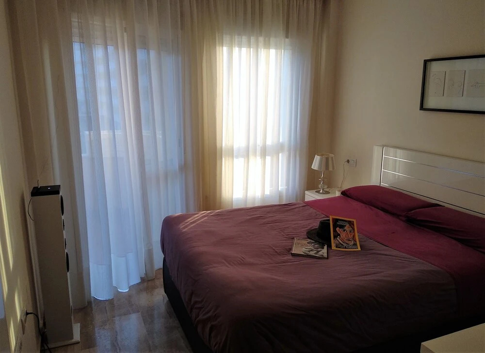 Apart. con piscina frente al mar