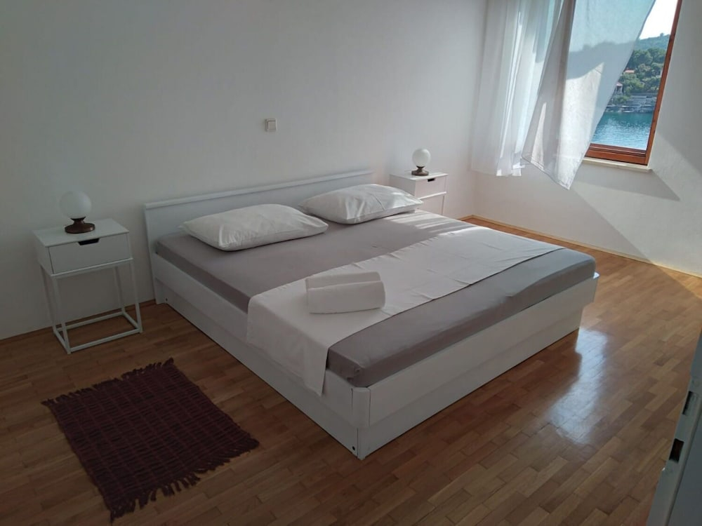 Apartments and Rooms Ref