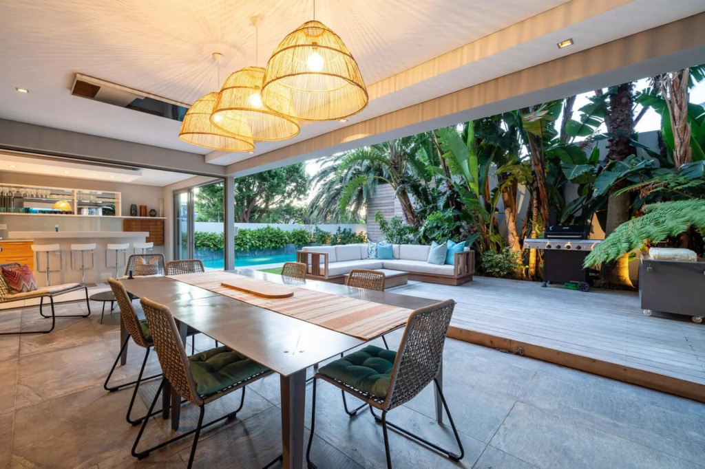 Amara Lincoln - 100m From Camps Bay Beach