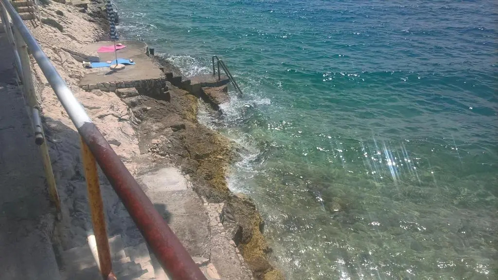Drvenik, Apartman 1m from sea