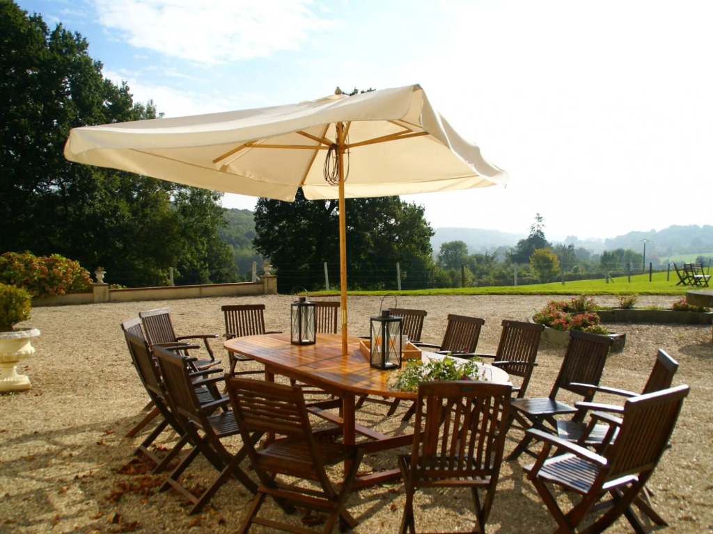 Heritage Castle in Asnieres with Garden