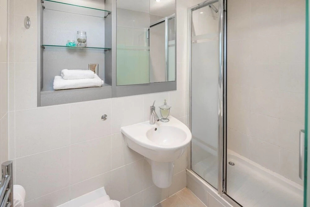 Light Modern Flat With Balcony Over River Thames!