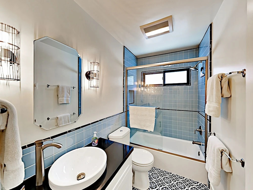 New Listing! 2-units W/ Hot Tubs, Walk To Beach! 4 Bedroom Townhouse