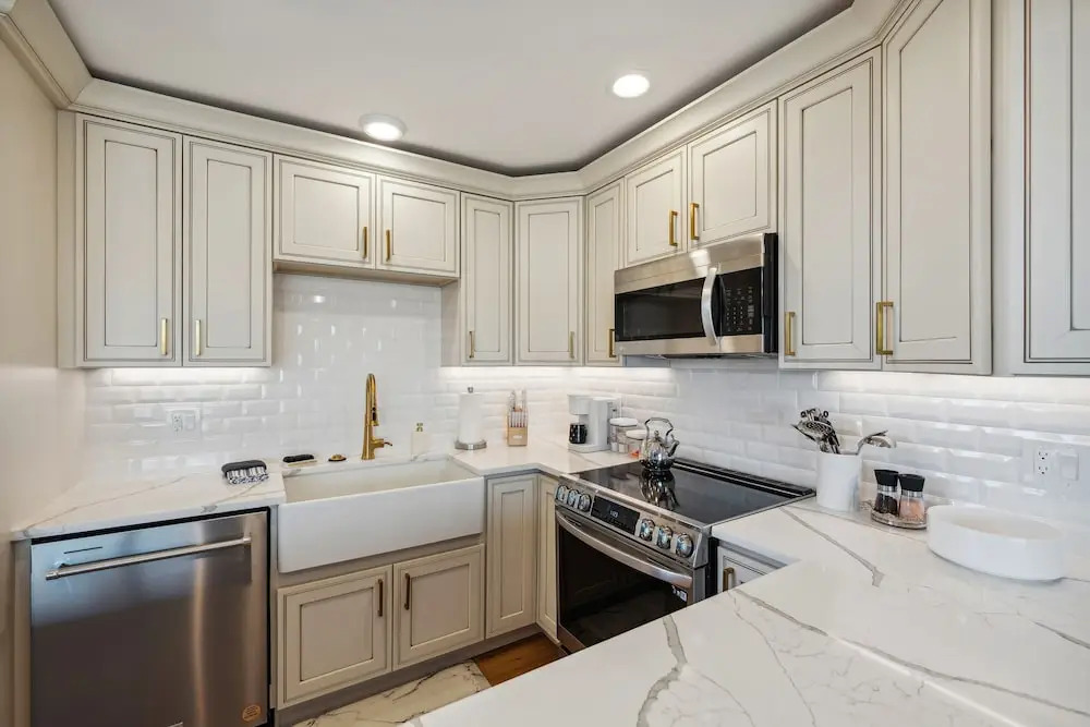 Elegant 4-season Lake Geneva Condo w/ Fireplace!