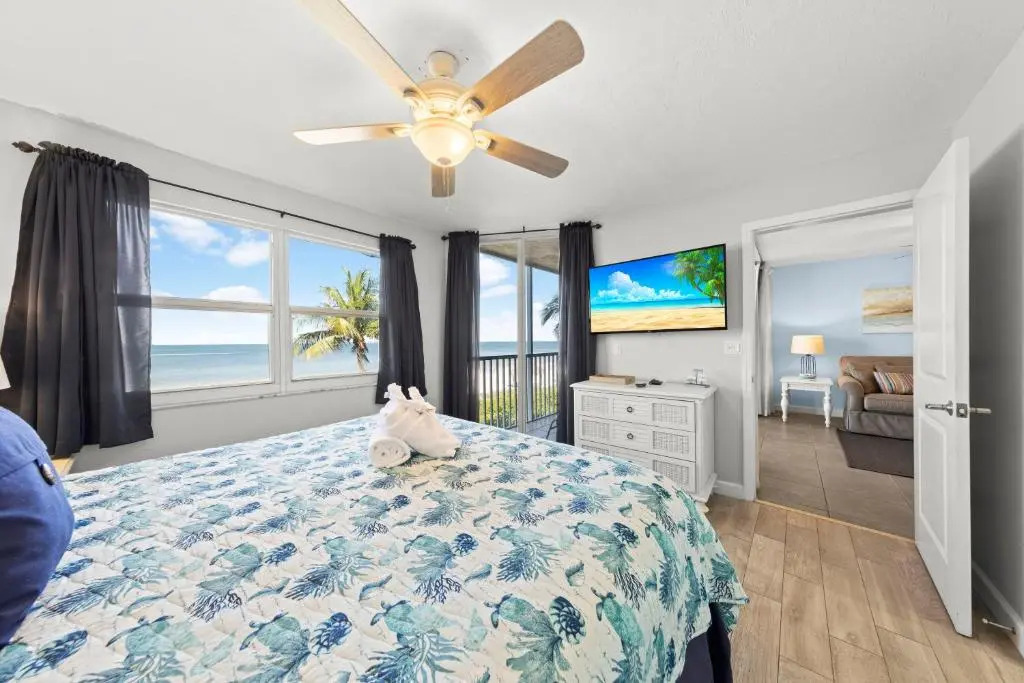 Estero Island Beach Villas 203, 2 BR, Gulf Front, Heated Pool, Sleeps 8