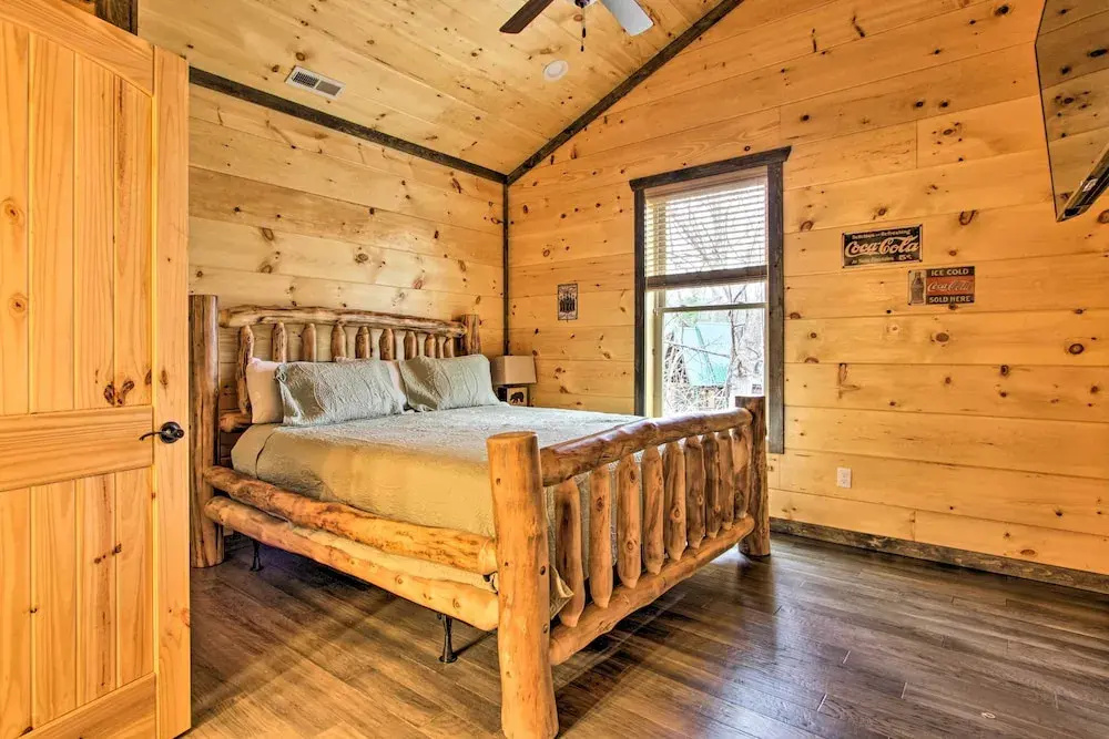 Luxe Cabin w/ Home Theater < 2 Miles to Gatlinburg