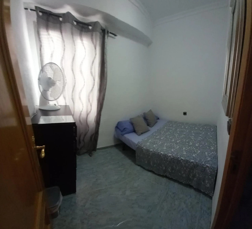 habitación pequeña en piso compartido con 2 adultos y 1 perrito