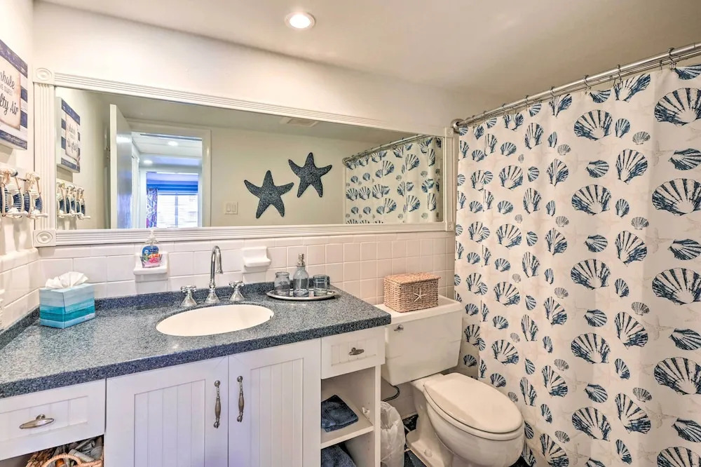 Condo w/ Pool Access: Walk to Shopping & Beach!