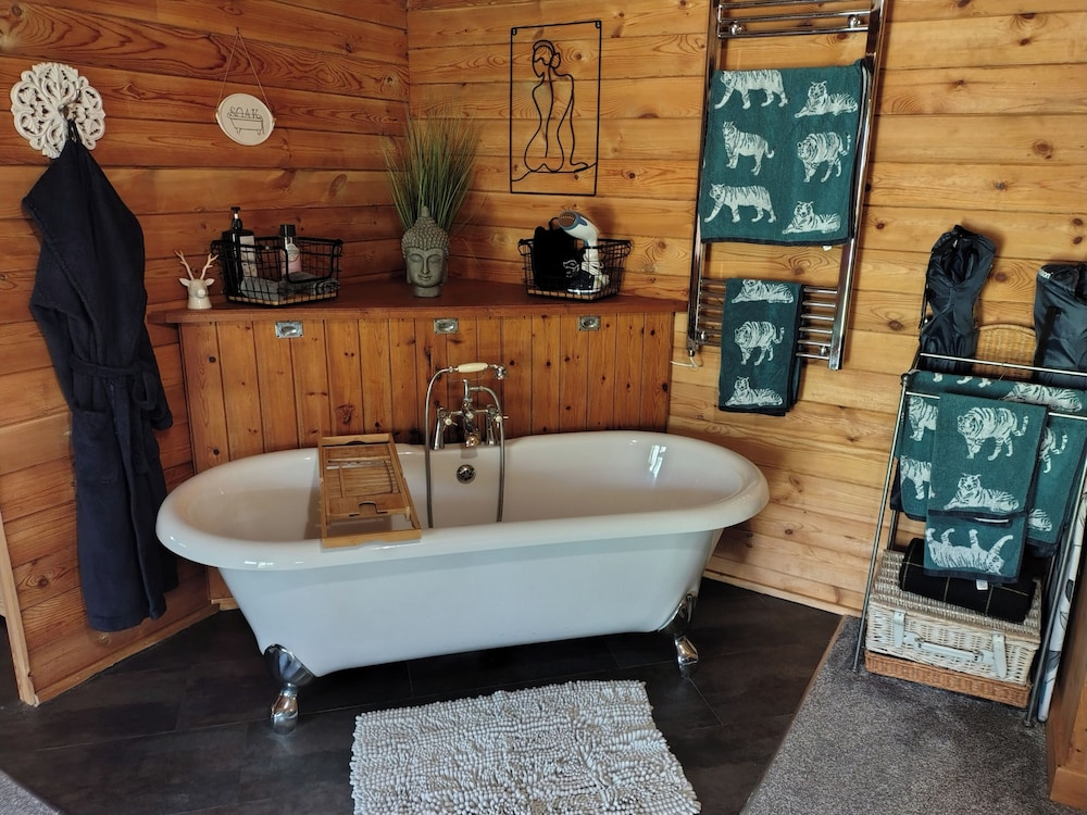 Forest Cabin Retreat-sleeps 2-garden, Wifi, Trails