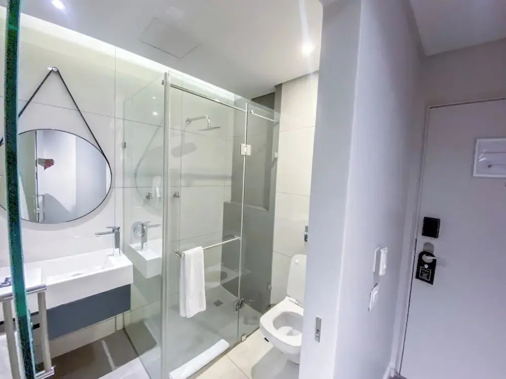 Sandtoncity-apartment-sleeps2-pool-parking