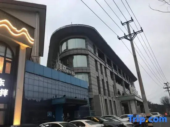 Vienna Hotel (Jinan qianfoshan Shungeng International Convention and Exhibition Center Store)