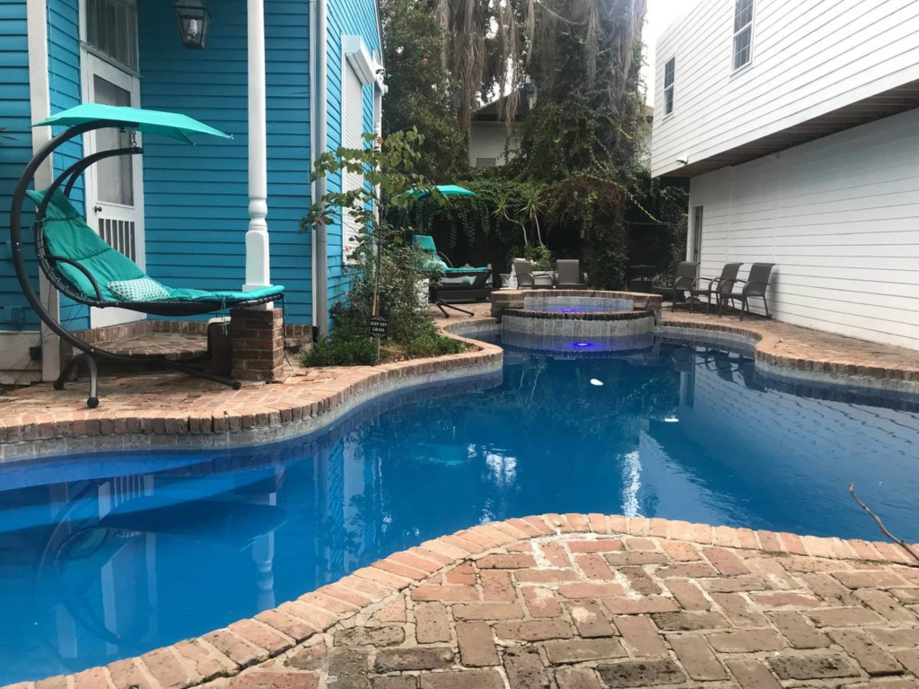 Best Location 5BR Next to French Quarter Book NOW!