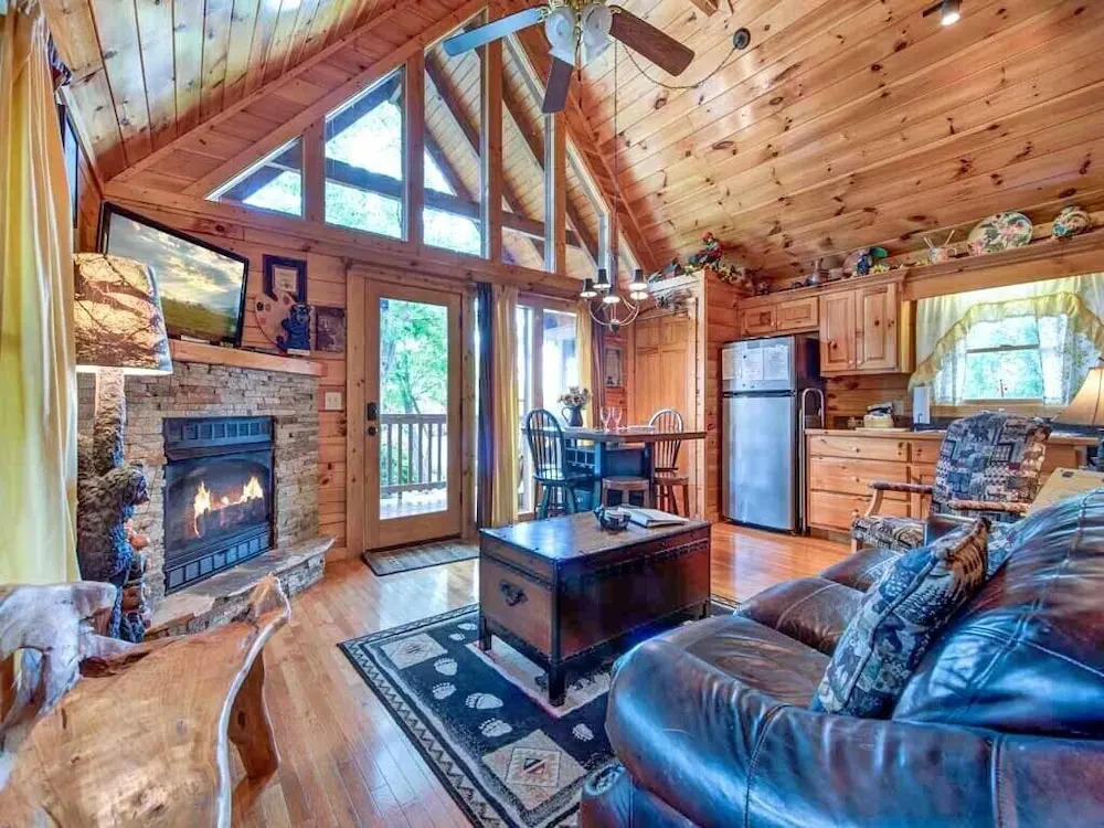 Artistic Mountain 2 Bedroom Home with Hot Tub