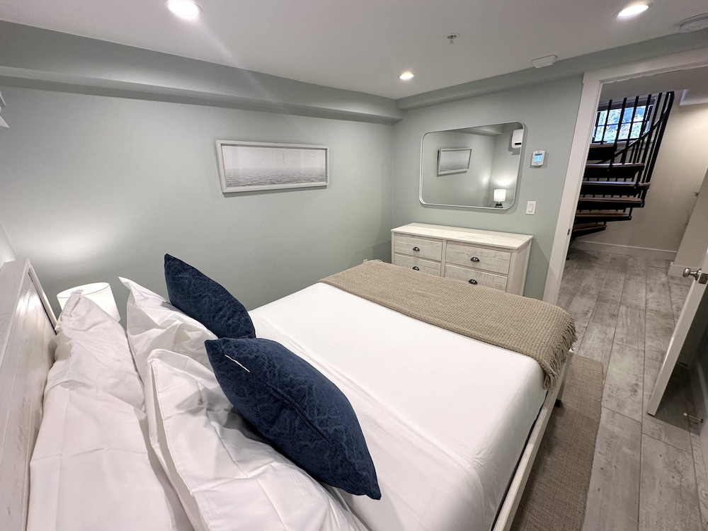 Downtown Newport 2br Apartment W/ Parking & Deck - Unit 4 2 Bedroom Apts