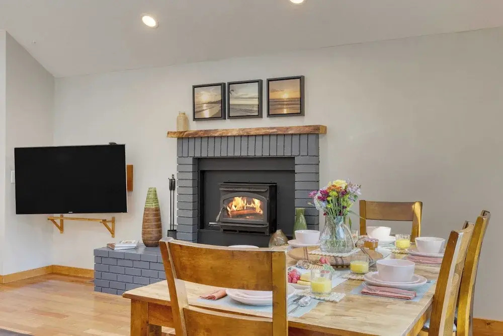 Royal Canoe by Avantstay Walk to the Shore + Cozy Fireplace