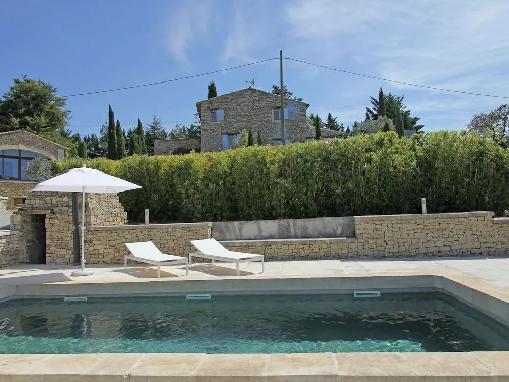 Beautiful, renovated Bastide with private pool and panoramic views, 3km from Apt