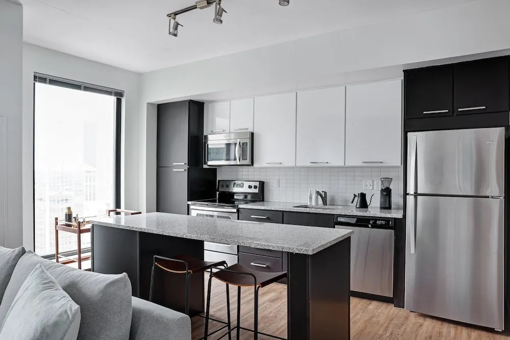 Chic 1br/1ba w/ Skyline Views in Downtown by Lyric