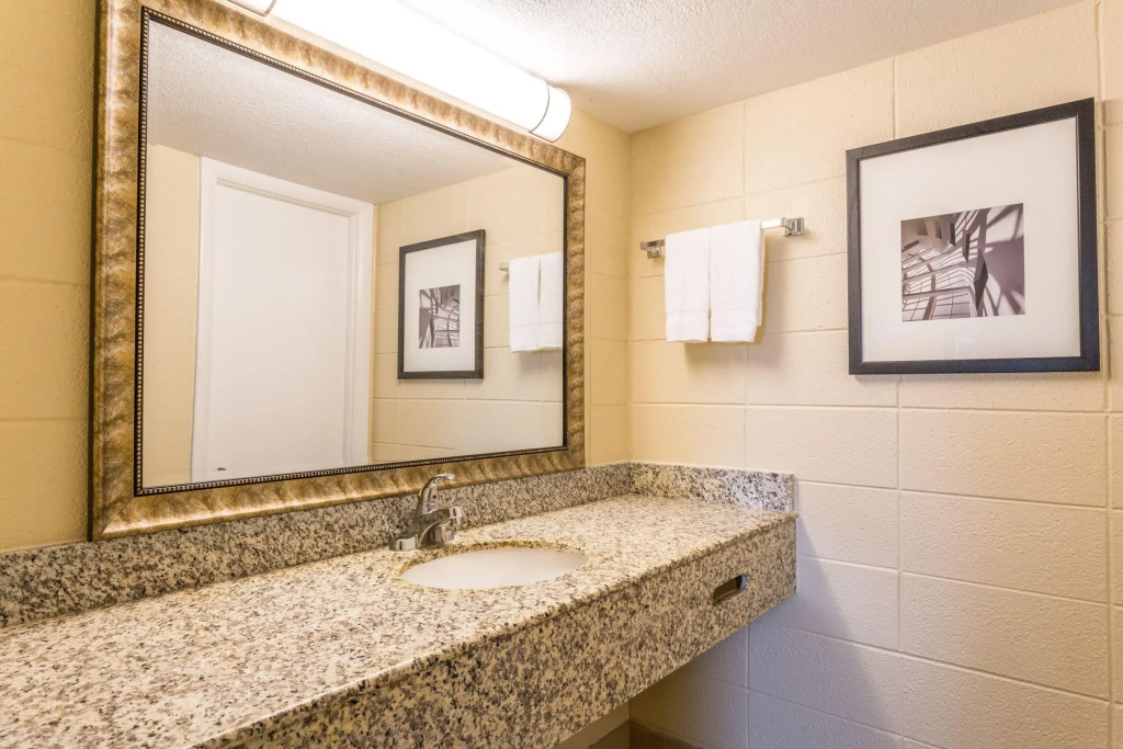 Howard Johnson by Wyndham Virginia Beach At The Beach