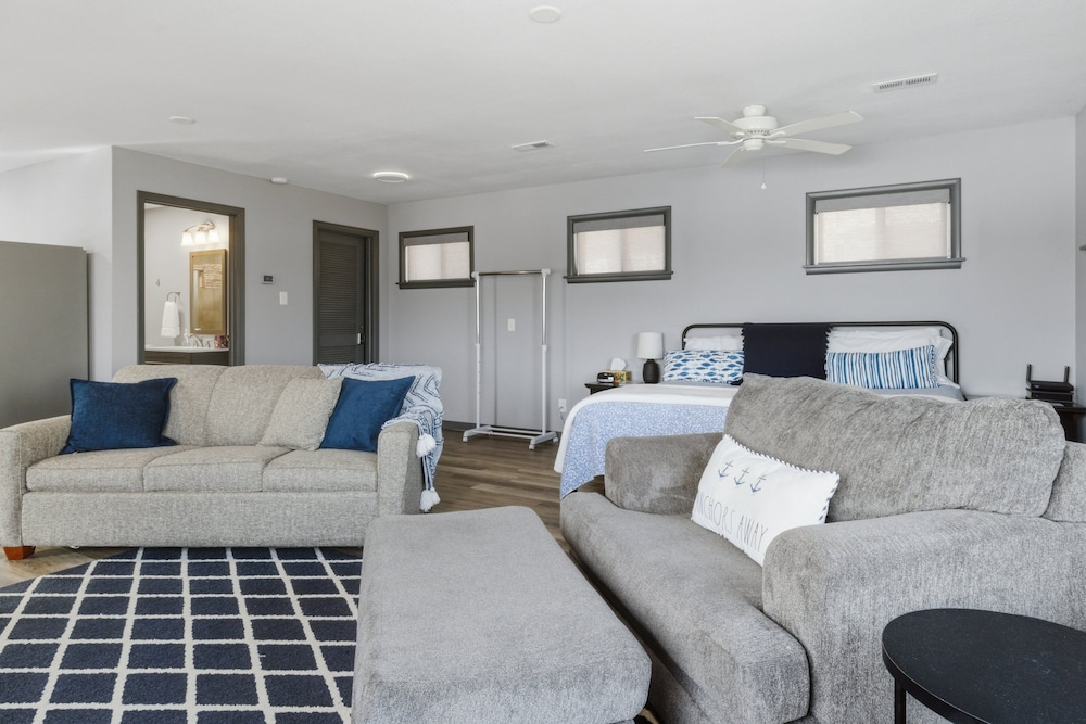 Charming & Cozy Waterfront Cabin at 21mm Near Shorty Pants