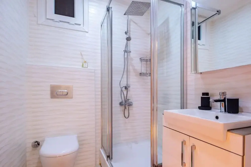 Sleek Flat Near Public Transportation in Maltepe