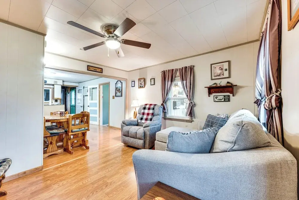 Charming Spirit Lake Home - 6 Mi to Arnolds Park!