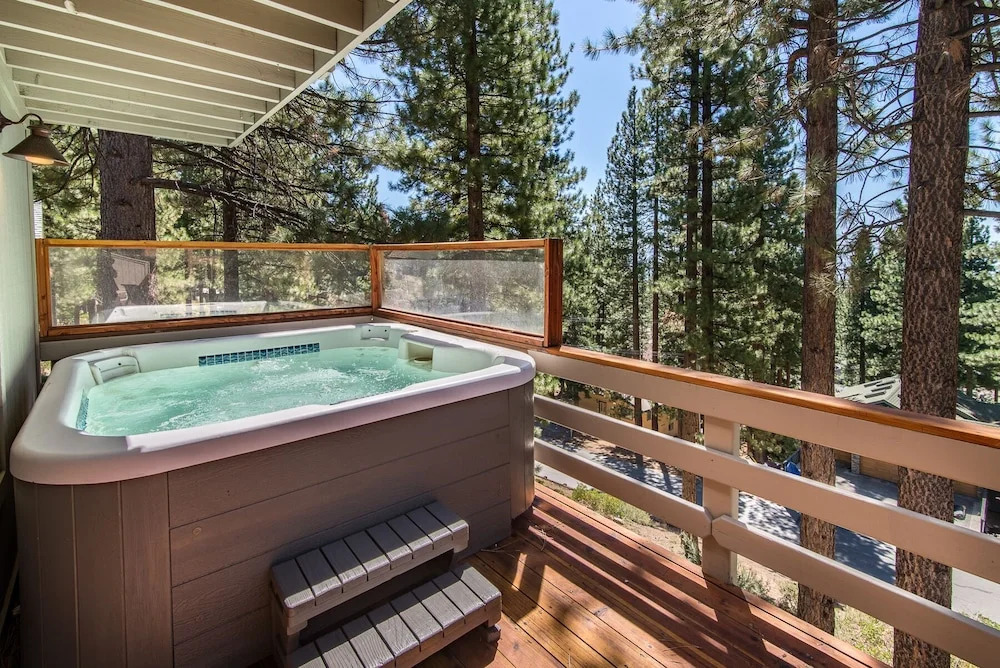 Roomy 5br W/ Hot Tub, Lake View & Beach Access 5 Bedroom Home