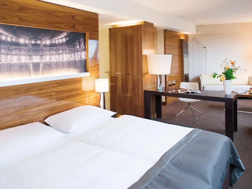 MÖVENPICK Hotel Hamburg City, historischer Wasserturm im Schanzenpark