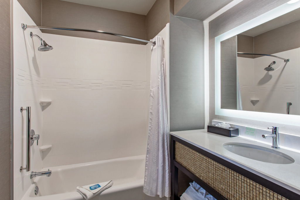 Holiday Inn Express & Suites Anaheim Resort Area by IHG