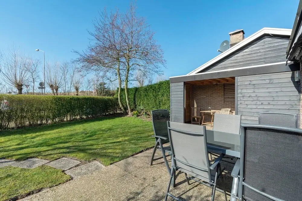Bungalow Near Sint Maartenszee Beach