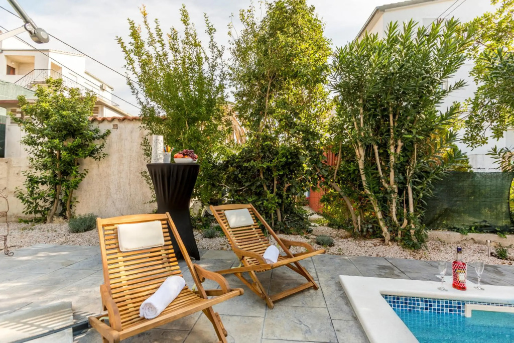 Dalmatian with pool and garden only yours 230m2 for 1-4 people 15 min from the old town of Split