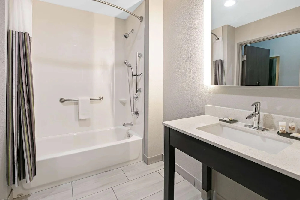 La Quinta Inn & Suites by Wyndham DFW Airport West-Glade