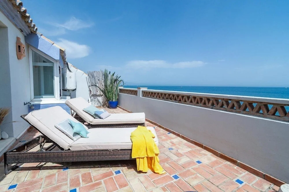 Lap- 3 bed Apartment on the Beach. Families Only