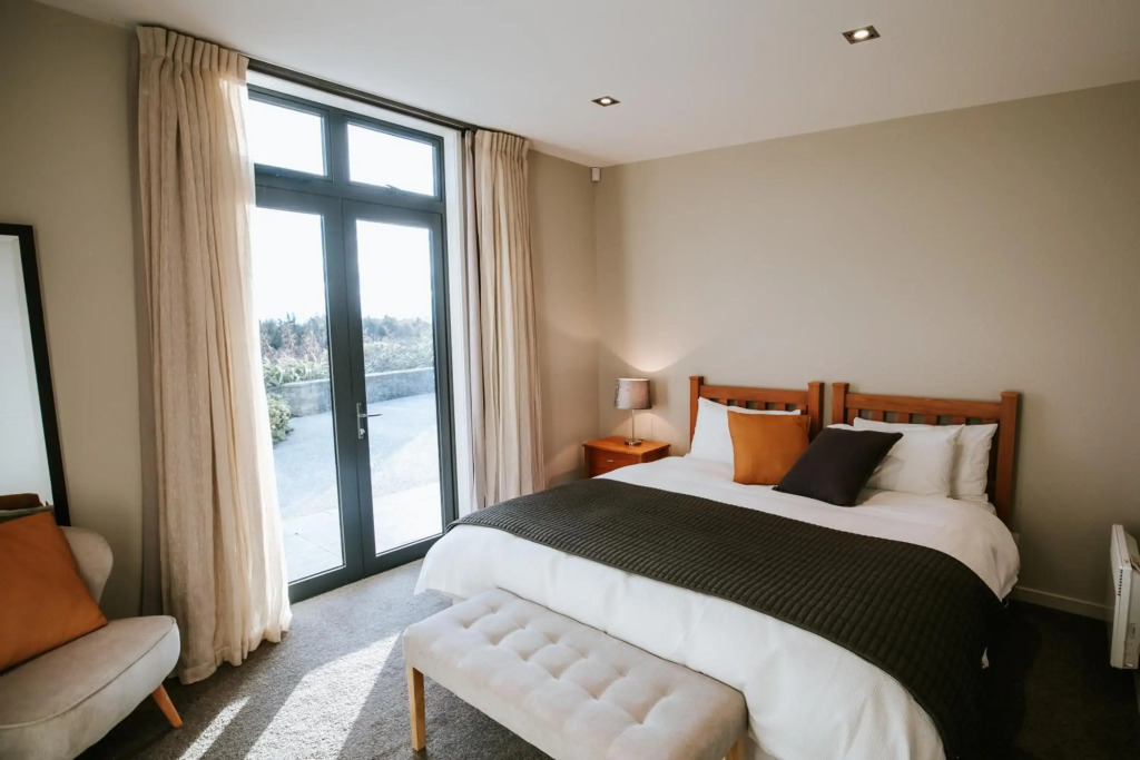 Mt Gold Retreat - Sleeps 8 - Spa Pool - Tennis Court