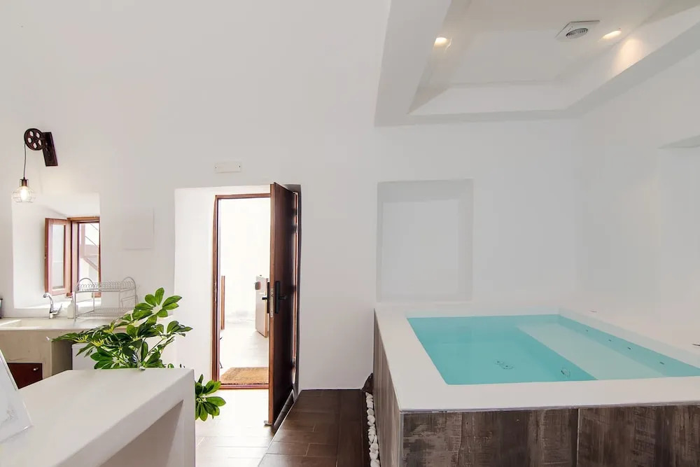 Santorini Luxury Suite w Rooftop Hottub Seaview