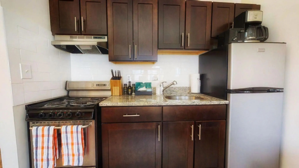 Stylish 1BR + Train | Theatre District | Evonify