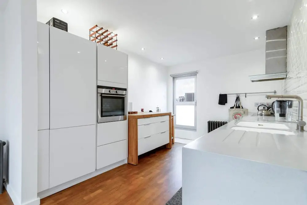 Mod-minimalist Flat w Balcony Sleeps 4 Shoreditch
