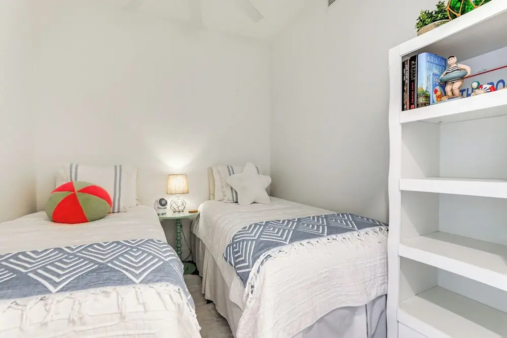 Chic Sarasota Condo w/ Balcony: 2 Mi to Beaches!