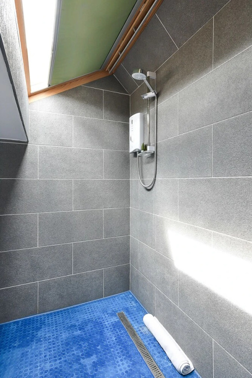 Large 4BR House in S.W. London - Sleeps 10!