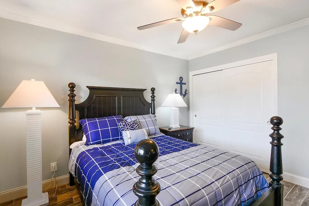Land's End 302 Building 10 Beautifully Updated/beachfront!