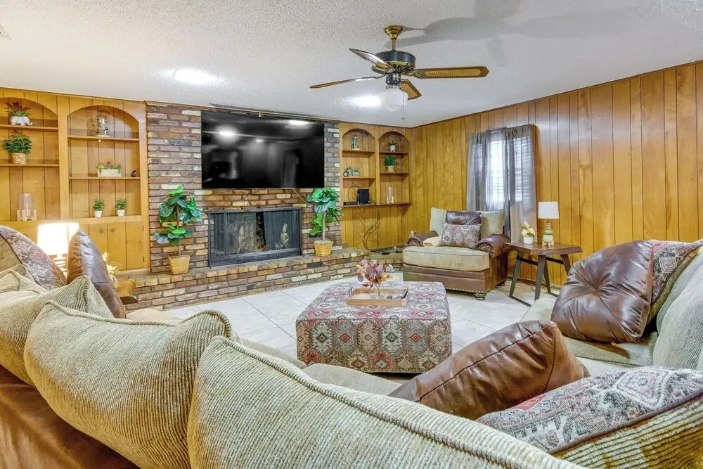 Spacious Little Rock Home w/ Patio - 9 Mi to Dtwn!